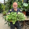 Peter Göttfert med Pelargon Appleblossom Rosebud och Pelargon Westdale Appleblossom, extra stora plantor